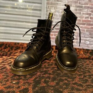 Women’s black leather Doctor Martens size USA 7 worn once